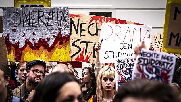Studenti a vyu�uj�c� Filozofick� fakulty Univerzity Karlovy vyrazili na protestn� pochod proti chystan�m zm�n�m. P�ij�t o m�sta mohou n�kte�� zam�stnanci, ohro�eny jsou i cel� obory. (10. z��� 2026)