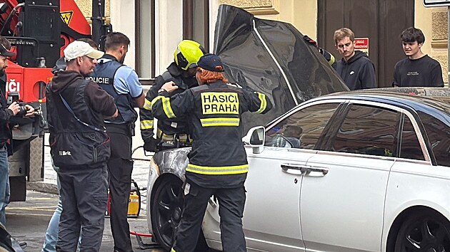 V ulici Na Valentince ho�el automobil zna�ky Rolls-Royce, Praha-Sm�chov. (10. z��� 2026)
