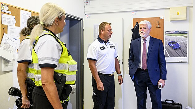 Prezident republiky Petr Pavel (vpravo) si prohl�� odd�len� d�lni�n� policie v pr�myslov� z�n� Triangle v r�mci dvoudenn� n�v�t�vy severoz�padu �ech. (16. z��� 2026)