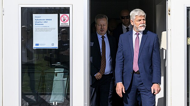 Prezident republiky Petr Pavel (vpravo) a hejtman �steck�ho kraje Richard Brabec vych�zej� z d�tsk� skupiny v pr�myslov� z�n� Triangle v r�mci dvoudenn� n�v�t�vy severoz�padu �ech. (16. z��� 2026)