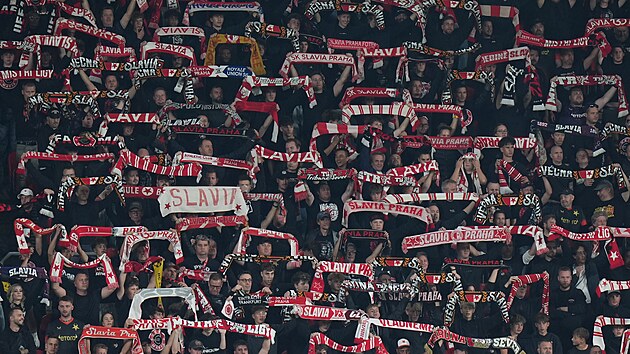 Fanou�ci Slavie b�hem zápasu Ligy mistr� proti RC Lens.
