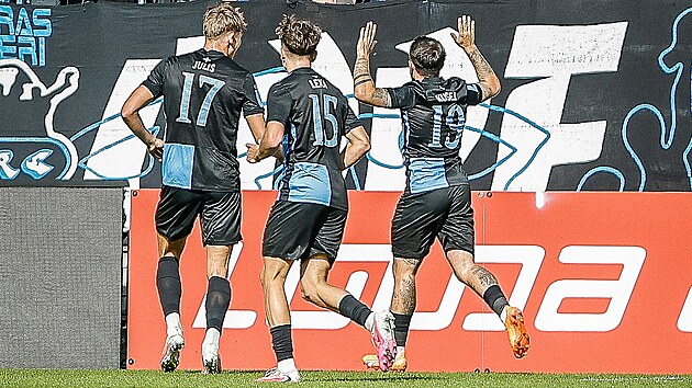 Libere�tí fotbalisté se radují z gólu Vasila Ku�eje.