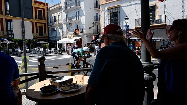 Div�ci p��mo z restaurace sleduj� z�vodn�ky v individu�ln� �asovce v 18. etap� cyklistick� Vuelty.