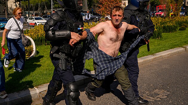 Rumun�t� past��i a zem�d�lci se p�i demonstraci v Bukure�ti st�etli s polici�. Po poty�k�ch pot�ebovaly o�et�en� zhruba dv� des�tky lid� v�etn� n�kolika policist�. (15. z��� 2026)