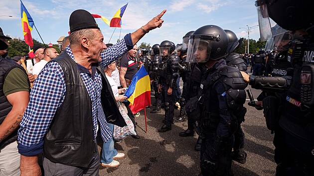 Rumun�t� past��i a zem�d�lci se p�i demonstraci v Bukure�ti st�etli s polici�. Po poty�k�ch pot�ebovaly o�et�en� zhruba dv� des�tky lid� v�etn� n�kolika policist�. (15. z��� 2026)