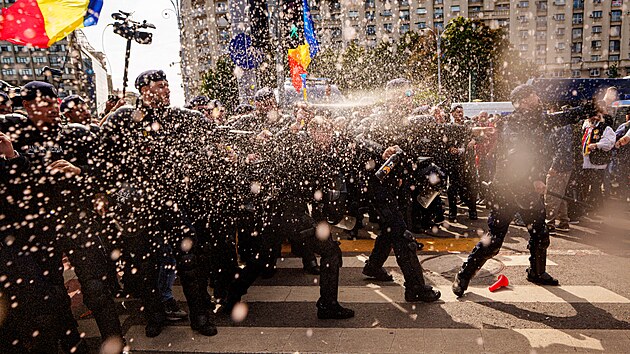 Rumun�t� past��i a zem�d�lci se p�i demonstraci v Bukure�ti st�etli s polici�. Po poty�k�ch pot�ebovaly o�et�en� zhruba dv� des�tky lid� v�etn� n�kolika policist�. (15. z��� 2026)
