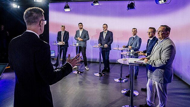 Superdebata iDNES.cz, Ostrava. Host� zleva: Luk� Semer�k (Ostravak), Mat�j Gregor (Motorist� sob�), Rostislav �eha (�esk� pir�tsk� strana), Ale� Boh�� (Starostov� pro Ostravu), Richard Vere� (ANO), Jan Dohnal (ODS, KDU-�SL, TOP 09).
