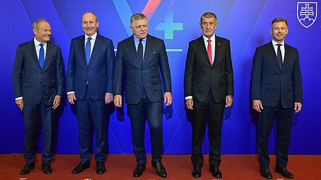 Premi�r Andrej Babi� v Bratislav� jedn� k s premi�ry zem� Visegr�dsk� �ty�ky a irsk�m p�edsedou vl�dy Miche�lem Martinem, jeho� zem� nyn� p�edsed� Rad� EU. (10. z��� 2026)