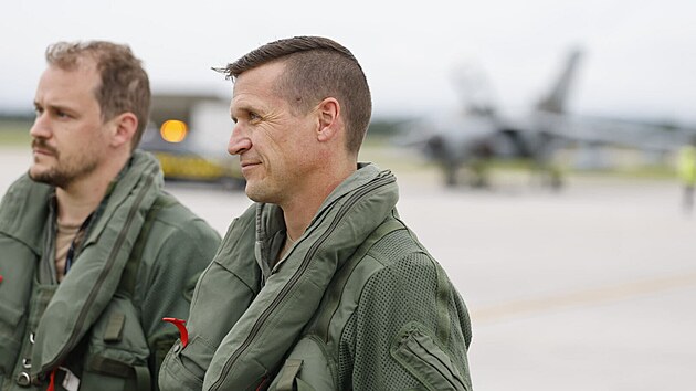 Na fotografii je pos�dka, vlevo zbra�ov� oper�tor, vpravo pilot. (17. z��� 2026)