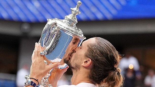 N�meck� tenista Alexander Zverev p�zuje s trofej� pro �ampiona US Open.