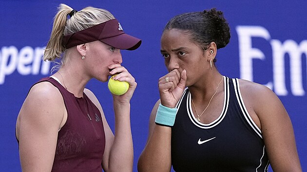 Robin Montgomeryov� (vpravo) a Ashlyn Kruegerov�.ve fin�le �ty�hry na US Open