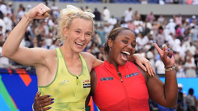 Kate�ina Siniakov� a Taylor Townsendov� slav� v�t�zstv� ve fin�le �ty�hry na US Open.