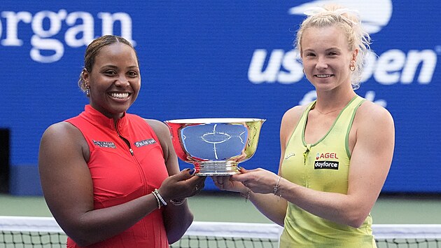 Kate�ina Siniakov� a Taylor Townsendov� p�zuj� s trofej� pro �ampionky �ty�hry na tenisov�m US Open.