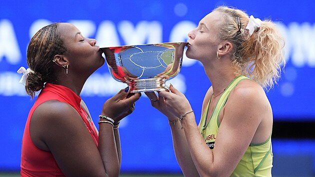 Kate�ina Siniakov� a Taylor Townsendov� p�zuj� s trofej� pro �ampionky �ty�hry na tenisov�m US Open.