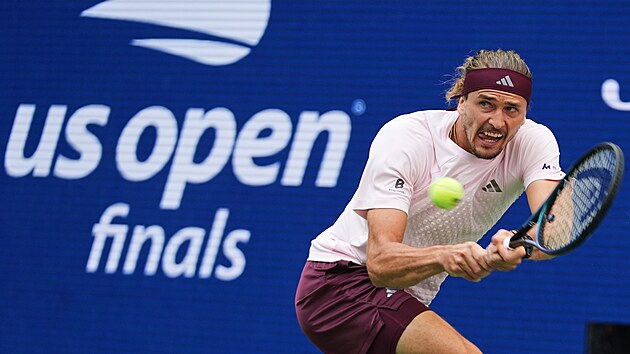 N�mecký tenista Alexander Zverev hraje bekhend ve finále US Open.