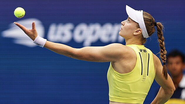 Jelena Rybakinová podává ve finále US Open.