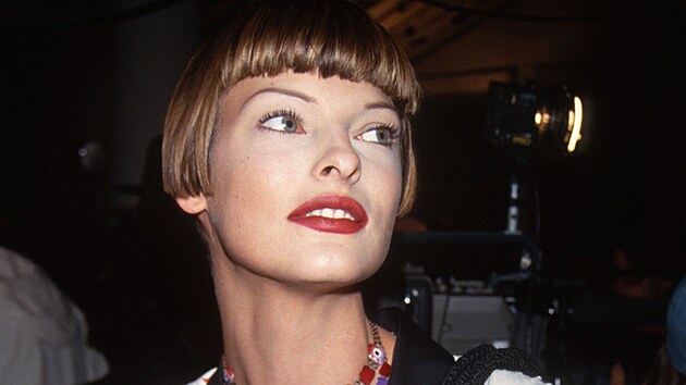 1993: Za��tkem devades�t�ch let kr�sn� modelka Linda Evangelista odstartovala trend kr�tk�ho mik�da s ofinkou.