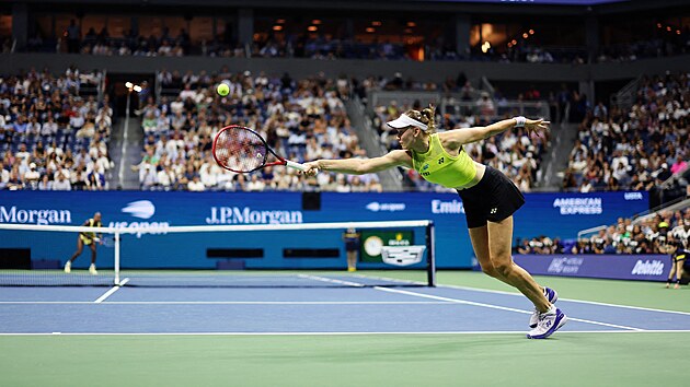 Jelena Rybakinov� z Kazachst�nu returnuje v semifin�le US Open.