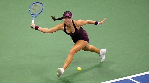 Američanka Jessica Pegulaová spěchá za balonkem v semifinále US Open.
