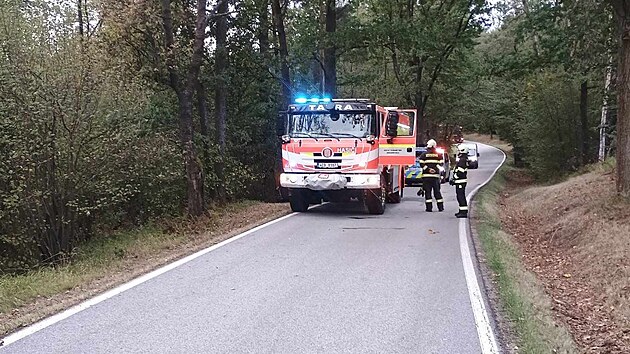 Tragédie na Českobudějovicku, po nárazu do stromu v autě uhořel člověk