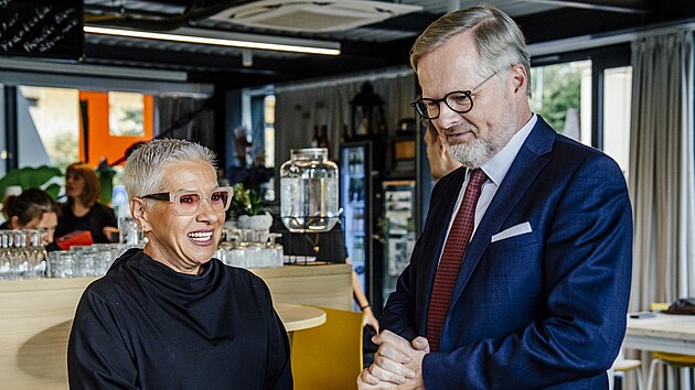 Kandidátka do Senátu Dagmar Pecková a bývalý premiér Petr Fiala na p�edvolební...