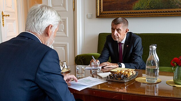 Prezident Pavel podepsal spornou novelu stavebního zákona a opětovné zavedení EET