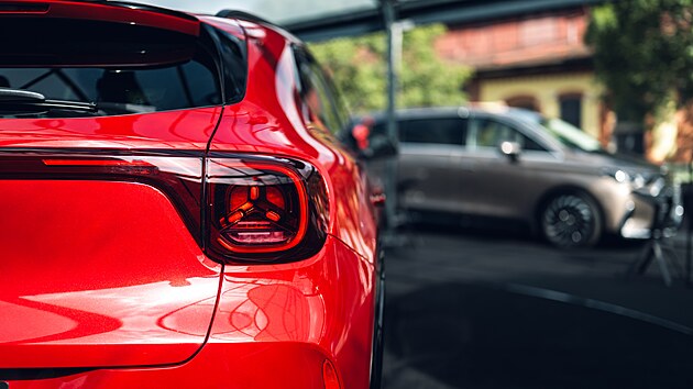 Nov� generace Mercedesu GLA p�in�� z�sadn� prom�nu, jeliko� v nab�dce zna�ky pln� nahrazuje nejen dosavadn� stejnojmenn� kompaktn� SUV, ale z�rove� p�eb�r� roli pln� elektrick�ho z�stupce EQA. Z�kazn�ci z�skaj� mo�nost volby mezi bateriov�m i hybridn�m pohonem.