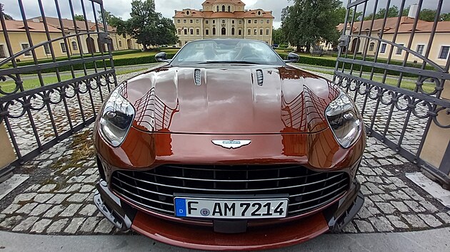 Aston Martin DB12 S je nejv�konn�j�� a nejkultivovan�j�� verze britsk�ho grand toureru, kter� p�ich�z� sou�asn� jako kup� i jako otev�en� verze Volante. 