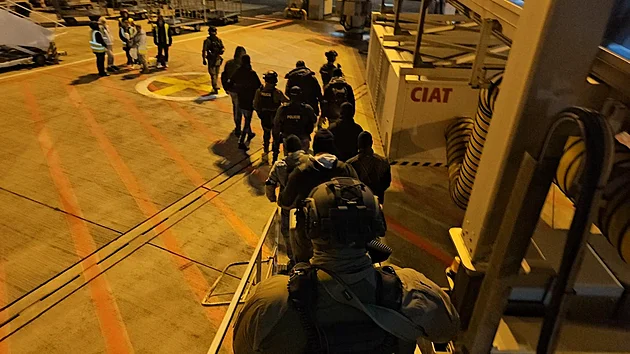 Propustili ho na kauci, poté pobodal muže a uprchl. Za pokus o vraždu a drogy dostal cizinec 18 let