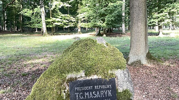 Masaryk�v k�men je prvn� zast�vkou l�nsk� prohl�dky. Bohu�el sezona prohl�dek ji� pro leto�ek kon��, za��n� toti� loveck� sezona.