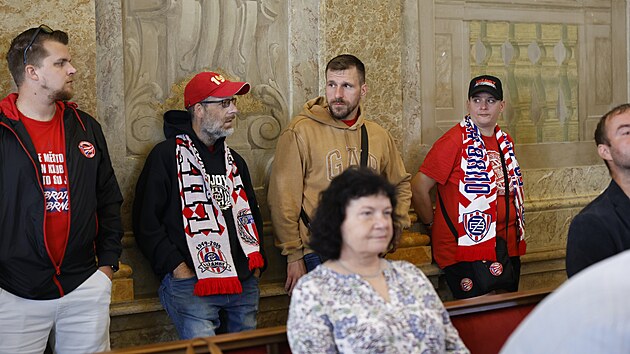 Jedn�n� zastupitel� Brna 15. z��� 2026. Dorazili i fanou�ci fotbalov� Zbrojovky.