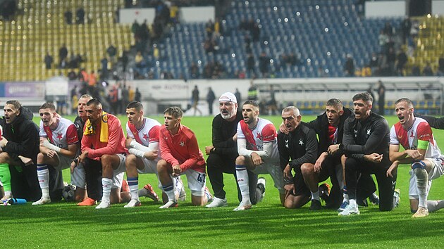 Fotbalist� Slavie p�i d�kova�ce s fanou�ky po v�h�e 2:0 v Teplic�ch.