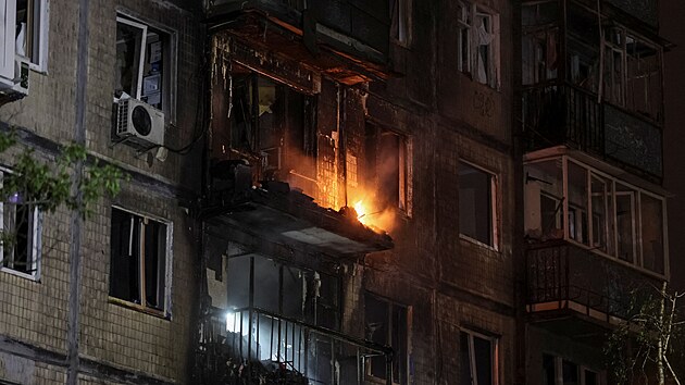 Kyjevsk� bytov� d�m, kter� v noci zas�hl dronov� �tok Ruska. (11. z��� 2026)
