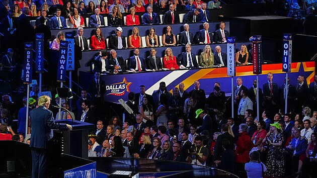 Donald Trump mluv� po boku republik�nsk�ch politik� k davu na sjezdu v Dallasu. (9. z��� 2026)