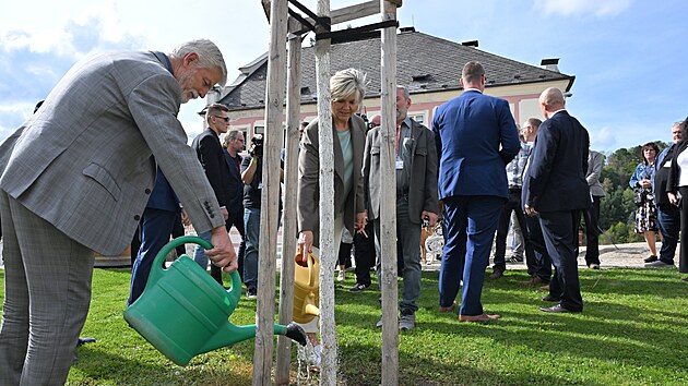 Od spr�vy hradu a z�mku Be�ov dostal prezident Petr Pavel strom zasazen� v z�meck�m are�lu. Spole�n� s man�elkou Evou strom zalil.