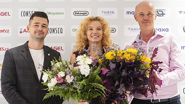 Petr P�la a Miroslav Mal� gratuluj� Kate�in� Siniakov� k 12 titulu z...