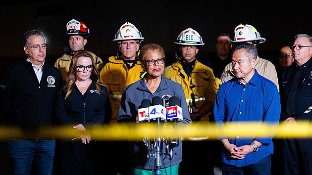 Starostka Los Angeles Karen Bass hovo�� b�hem tiskov� konference na m�st� nehody po hav�rii vrtuln�ku. (15. z��� 2026)