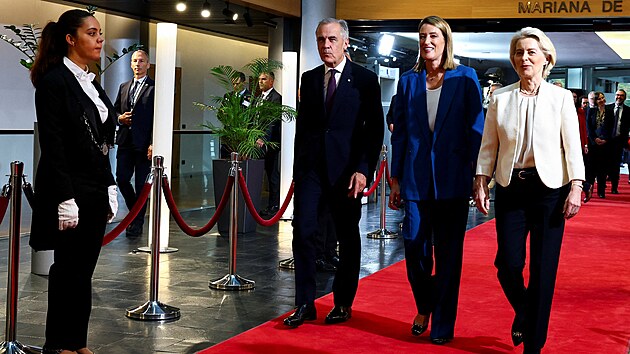Kanadsk� premi�r Mark Carney je p�i sv�m p��jezdu do Evropsk�ho parlamentu ve �trasburku ve Francii p�iv�t�n p�edsedkyn� Evropsk� komise Ursulou von der Leyenovou a p�edsedkyn� Evropsk�ho parlamentu Robertou Metsolaovou. (16. z��� 2026)