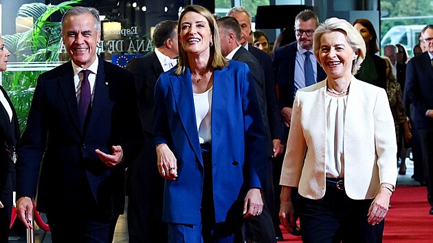 Kanadsk� premi�r Mark Carney je p�i sv�m p��jezdu do Evropsk�ho parlamentu ve �trasburku ve Francii, p�iv�t�n p�edsedkyn� Evropsk� komise Ursulou von der Leyenovou a p�edsedkyn� Evropsk�ho parlamentu Robertou Metsolovou. (16. z��� 2026)