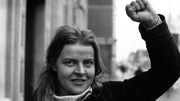 Rose Dugdaleová, teroristka z nóbl rodiny. Pohrdala majetkem, okrádala bohaté a vyráběla zbraně