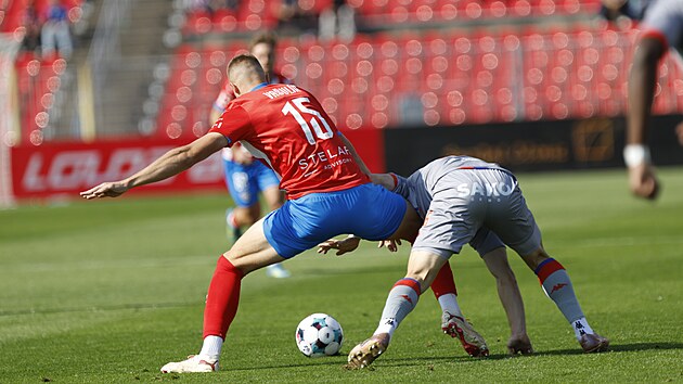 Prvn� brn�nsk� derby v nejvy��� fotbalov� sout�i po skoro dev�ti dek�d�ch mezi Zbrojovkou a Artisem (v �ed�m)