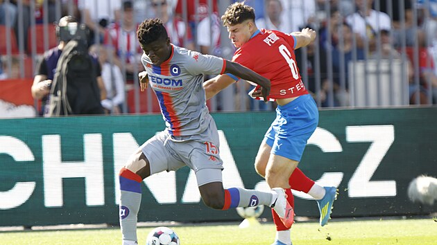 Emmanuel Fully z Artisu Brno (v �ed�m) v souboji Luk�em Penxou ze Zbrojovky.