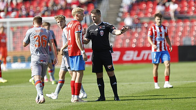 Tade� Vachou�ek v rozprav� s hlavn�m rozhod��m Pavlem Orlem p�i brn�nsk�m derby jeho klubu s Artisem (v �ed�m)
