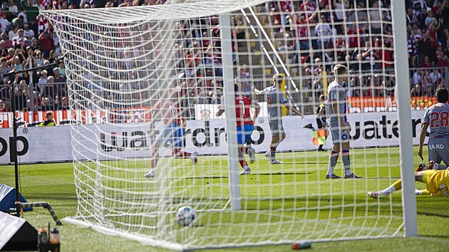 Anton�n Van��ek ze Zbrojovky otev�el svou trefou sk�re brn�nsk�ho derby proti Artisu (v �ed�m).