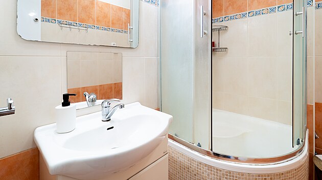 Vstup do sprchov�ho koutu byl stejn� vysok� jako do vany.