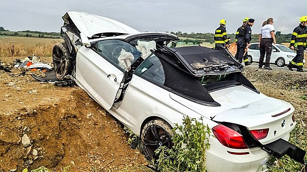 �idi� BMW u P�erova nezvládl zatá�ku. Zran�ní jsou dva mladí lidé. (12. zá�í...