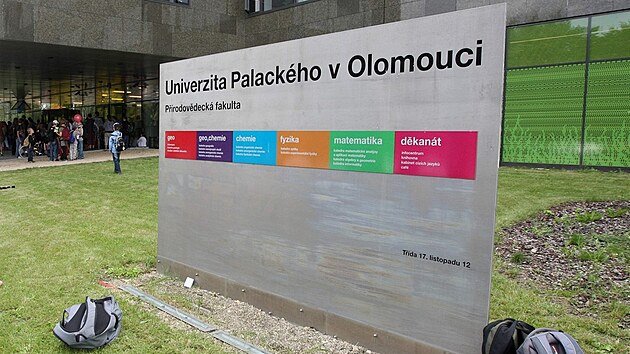 Prostor p�ed budovou P�írodov�decké fakulty Univerzity Palackého v Olomouci