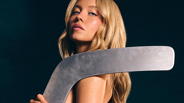 Sydney Sweeney je v kampani Just Sports zcela nah�, t�lo j� zakr�vaj� pouze sportovn� rekvizity. (z��� 2026)