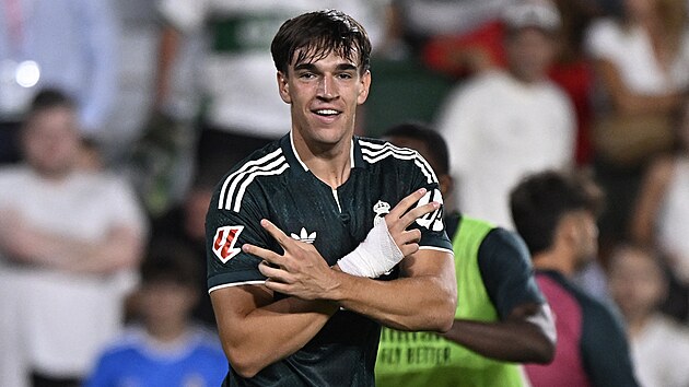 Úto�ník Realu Madrid Carlos Espí slaví gól do sít� Elche.