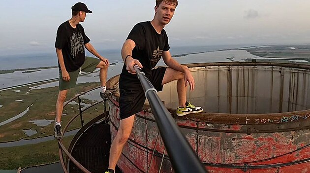Dva Slováci vztyčili vlajku na obřím komíně v Itálii, riskovali životy kvůli videu
